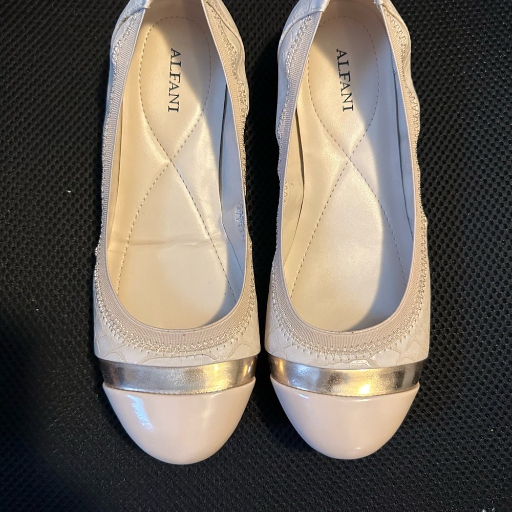 Woman Alfani beige rose flats  size 6 1/2 M like new🔥💞